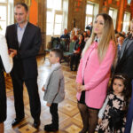 29.4.2016 Kielce. Akty nabycia obywatelstwa polskiego wręczyła wojewoda Agata Wojtyszek podczas uroczystości w Sali Lustrzanej Wojewódzkiego Domu Kultury w Kielcach. Obywatelstwo na mocy postanowienia Prezydenta RP otrzymały 42 osoby, 11 dostało zaś decyzje o uznaniu za obywatela polskiego przez wojewodę. / Wojciech Habdas / Radio Kielce