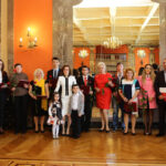 29.4.2016 Kielce. Akty nabycia obywatelstwa polskiego wręczyła wojewoda Agata Wojtyszek podczas uroczystości w Sali Lustrzanej Wojewódzkiego Domu Kultury w Kielcach. Obywatelstwo na mocy postanowienia Prezydenta RP otrzymały 42 osoby, 11 dostało zaś decyzje o uznaniu za obywatela polskiego przez wojewodę. / Wojciech Habdas / Radio Kielce