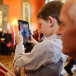 29.4.2016 Kielce. Akty nabycia obywatelstwa polskiego wręczyła wojewoda Agata Wojtyszek podczas uroczystości w Sali Lustrzanej Wojewódzkiego Domu Kultury w Kielcach. Obywatelstwo na mocy postanowienia Prezydenta RP otrzymały 42 osoby, 11 dostało zaś decyzje o uznaniu za obywatela polskiego przez wojewodę. / Wojciech Habdas / Radio Kielce