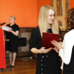 29.4.2016 Kielce. Akty nabycia obywatelstwa polskiego wręczyła wojewoda Agata Wojtyszek podczas uroczystości w Sali Lustrzanej Wojewódzkiego Domu Kultury w Kielcach. Obywatelstwo na mocy postanowienia Prezydenta RP otrzymały 42 osoby, 11 dostało zaś decyzje o uznaniu za obywatela polskiego przez wojewodę. / Wojciech Habdas / Radio Kielce