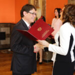 29.4.2016 Kielce. Akty nabycia obywatelstwa polskiego wręczyła wojewoda Agata Wojtyszek podczas uroczystości w Sali Lustrzanej Wojewódzkiego Domu Kultury w Kielcach. Obywatelstwo na mocy postanowienia Prezydenta RP otrzymały 42 osoby, 11 dostało zaś decyzje o uznaniu za obywatela polskiego przez wojewodę. / Wojciech Habdas / Radio Kielce