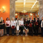 29.4.2016 Kielce. Akty nabycia obywatelstwa polskiego wręczyła wojewoda Agata Wojtyszek podczas uroczystości w Sali Lustrzanej Wojewódzkiego Domu Kultury w Kielcach. Obywatelstwo na mocy postanowienia Prezydenta RP otrzymały 42 osoby, 11 dostało zaś decyzje o uznaniu za obywatela polskiego przez wojewodę. / Wojciech Habdas / Radio Kielce