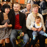 29.4.2016 Kielce. Akty nabycia obywatelstwa polskiego wręczyła wojewoda Agata Wojtyszek podczas uroczystości w Sali Lustrzanej Wojewódzkiego Domu Kultury w Kielcach. Obywatelstwo na mocy postanowienia Prezydenta RP otrzymały 42 osoby, 11 dostało zaś decyzje o uznaniu za obywatela polskiego przez wojewodę. / Wojciech Habdas / Radio Kielce