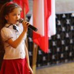 29.4.2016 Kielce. Akty nabycia obywatelstwa polskiego wręczyła wojewoda Agata Wojtyszek podczas uroczystości w Sali Lustrzanej Wojewódzkiego Domu Kultury w Kielcach. Obywatelstwo na mocy postanowienia Prezydenta RP otrzymały 42 osoby, 11 dostało zaś decyzje o uznaniu za obywatela polskiego przez wojewodę. / Wojciech Habdas / Radio Kielce