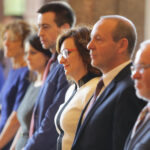 29.4.2016 Kielce. Akty nabycia obywatelstwa polskiego wręczyła wojewoda Agata Wojtyszek podczas uroczystości w Sali Lustrzanej Wojewódzkiego Domu Kultury w Kielcach. Obywatelstwo na mocy postanowienia Prezydenta RP otrzymały 42 osoby, 11 dostało zaś decyzje o uznaniu za obywatela polskiego przez wojewodę. / Wojciech Habdas / Radio Kielce