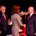 29.4.2016 Kielce. Wręczono jubileuszowe Lary Świętokrzyskie. Nagrodę w kategorii „Przedsiębiorstwo Odpowiedzialne Społecznie” otrzymało Przedsiębiorstwo Komunikacji Samochodowej w Ostrowcu Świętokrzyskim. / Wojciech Habdas / Radio Kielce