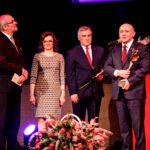 29.4.2016 Kielce. Wręczono jubileuszowe Lary Świętokrzyskie. Nagrodę w kategorii „Przedsiębiorstwo Odpowiedzialne Społecznie” otrzymało Przedsiębiorstwo Komunikacji Samochodowej w Ostrowcu Świętokrzyskim. / Wojciech Habdas / Radio Kielce