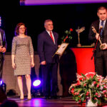 29.4.2016 Kielce. Wręczono jubileuszowe Lary Świętokrzyskie. Nagrodę w kategorii  „Gmina Miejska” przyznano Chmielnikowi. / Wojciech Habdas / Radio Kielce