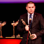 29.4.2016 Kielce. Wręczono jubileuszowe Lary Świętokrzyskie. Nagrodę w kategorii  „Gmina Miejska” przyznano Chmielnikowi. / Wojciech Habdas / Radio Kielce