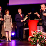 29.4.2016 Kielce. Wręczono jubileuszowe Lary Świętokrzyskie. Laur w kategorii „Gmina Wiejska” przyznano Strawczynowi. / Wojciech Habdas / Radio Kielce