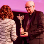 29.4.2016 Kielce. Wręczono jubileuszowe Lary Świętokrzyskie. Laur Specjalny trafił w ręce Zygfryda Wiechy, superiora sanktuarium na Świętym Krzyżu. / Wojciech Habdas / Radio Kielce