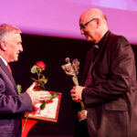 29.4.2016 Kielce. Wręczono jubileuszowe Lary Świętokrzyskie. Laur Specjalny trafił w ręce Zygfryda Wiechy, superiora sanktuarium na Świętym Krzyżu. / Wojciech Habdas / Radio Kielce