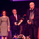 29.4.2016 Kielce. Wręczono jubileuszowe Lary Świętokrzyskie. Laur Specjalny trafił w ręce Zygfryda Wiechy, superiora sanktuarium na Świętym Krzyżu. / Wojciech Habdas / Radio Kielce