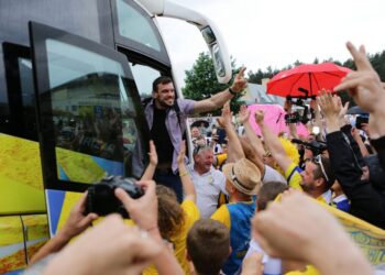 Powitanie Vive Tauron Kielce przed Halą Legionów (30 maja 2016 r). / Wojciech Habdas / Radio Kielce