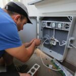 Montaż telebimu na kieleckim Ratuszu (24 maja 2016 r) / Wojciech Habdas / Radio Kielce