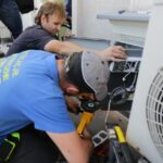 Montaż telebimu na kieleckim Ratuszu (24 maja 2016 r) / Wojciech Habdas / Radio Kielce