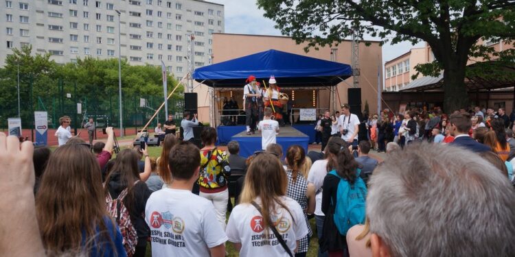 Ostrowiec. Piknik promujący szkolnictwo zawodowe (25 maja 2016 r) / Teresa Czajkowska / Radio Kielce