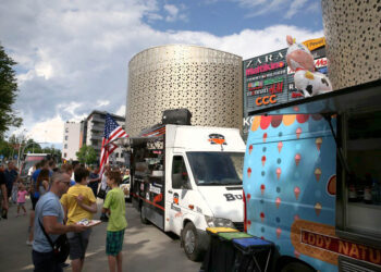 Food trucki przed galerią Korona (28 maja 2016 r.) / Piotr Michalski / Radio Kielce