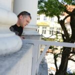 Montaż telebimu na kieleckim Ratuszu (24 maja 2016 r) / Wojciech Habdas / Radio Kielce