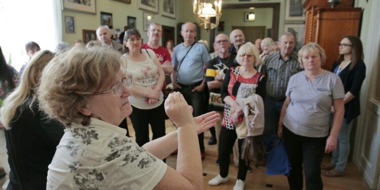 07.05.2016 Niesłyszący zwiedzali Muzeum Henryka Sienkiewicza w Oblęgorku / Jarosław Kubalski / Radio Kielce