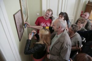 07.05.2016 Niesłyszący zwiedzali Muzeum Henryka Sienkiewicza w Oblęgorku / Jarosław Kubalski / Radio Kielce