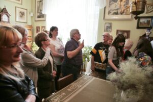 07.05.2016 Niesłyszący zwiedzali Muzeum Henryka Sienkiewicza w Oblęgorku / Jarosław Kubalski / Radio Kielce