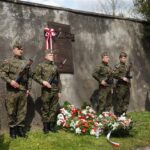 Koprzywnica odsłonięcie tablicy pamięci porucznika Władysława Beksińskiego i podporucznika Jana Błasiaka / Grażyna Szlęzak-Wójcik / Radio Kielce