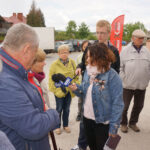 18.5.2016 Kielce. Interwencja w sprawie złego stanu drogi powiatowej między Sukowem a Borkowem. / Grzegorz Jamka / Radio Kielce