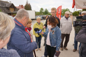 18.5.2016 Kielce. Interwencja w sprawie złego stanu drogi powiatowej między Sukowem a Borkowem. / Grzegorz Jamka / Radio Kielce