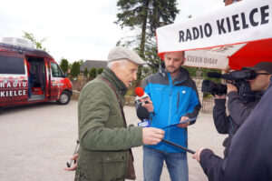 18.5.2016 Kielce. Interwencja w sprawie złego stanu drogi powiatowej między Sukowem a Borkowem. / Grzegorz Jamka / Radio Kielce