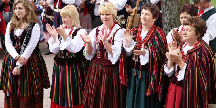 Koncert laureatów 38. Buskich Spotkań z Folklorem i 15. edycja Wojewódzkiego Konkursu "Nasze kulinarne dziedzictwo – smaki regionów" / Stanisław Blinstrub / Radio Kielce