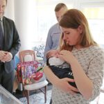 23.05.2016 Trojaczki wyszły ze szpitala na Czarnowie / Jarosław Kubalski / Radio Kielce