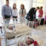 23.05.2016 Trojaczki wyszły ze szpitala na Czarnowie / Jarosław Kubalski / Radio Kielce