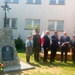 20.05.2016. Uroczyste przeniesienie historycznego krzyża przed budynek nowej szkoły w Miąsowej / Ewa Pociejowska-Gawęda / Radio Kielce