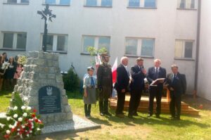 20.05.2016. Uroczyste przeniesienie historycznego krzyża przed budynek nowej szkoły w Miąsowej / Ewa Pociejowska-Gawęda / Radio Kielce