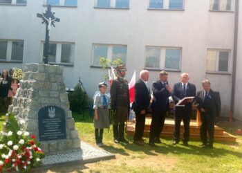 20.05.2016. Uroczyste przeniesienie historycznego krzyża przed budynek nowej szkoły w Miąsowej / Ewa Pociejowska-Gawęda / Radio Kielce