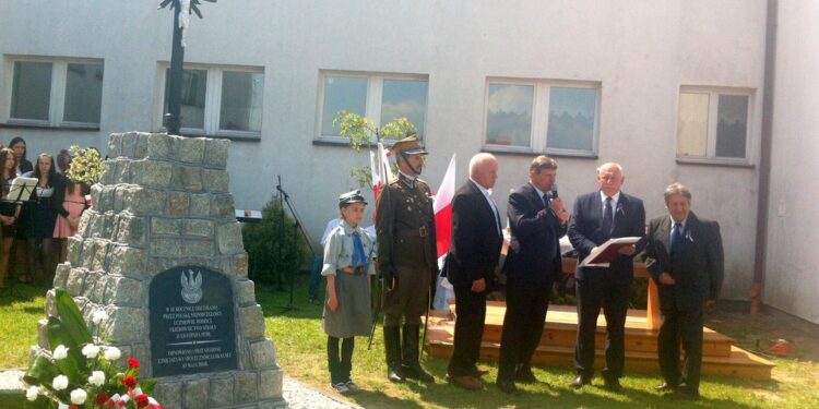 20.05.2016. Uroczyste przeniesienie historycznego krzyża przed budynek nowej szkoły w Miąsowej / Ewa Pociejowska-Gawęda / Radio Kielce