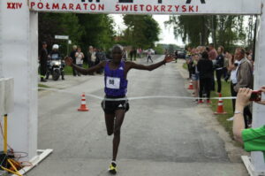 21.05.2016. 24. Półmaraton Świętokrzyski im. redaktora Mieczysława Kalety. Zwycięzca Kenijczyk Henry Kemboi / Maciej Makuła / Radio Kielce