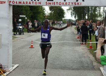 21.05.2016. 24. Półmaraton Świętokrzyski im. redaktora Mieczysława Kalety. Zwycięzca Kenijczyk Henry Kemboi / Maciej Makuła / Radio Kielce