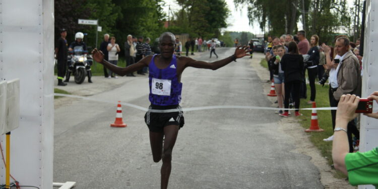 21.05.2016. 24. Półmaraton Świętokrzyski im. redaktora Mieczysława Kalety. Zwycięzca Kenijczyk Henry Kemboi / Maciej Makuła / Radio Kielce