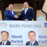 17.05.2016. Posłowie PiS Marek Kwitek i Michał Cieślak otworzyli wspólne biuro poselskie w Staszowie. / fot. Michał Jakóbczyk