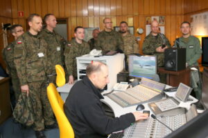 17.05.2016. Żołnierze szkolący się na Międzynarodowym Kursie Obserwatorów Wojskowych ONZ na kieleckiej Bukówce odwiedzili Radio Kielce / Kamil Król / Radio Kielce