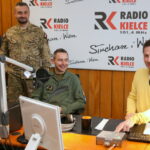 17.05.2016. Żołnierze szkolący się na Międzynarodowym Kursie Obserwatorów Wojskowych ONZ na kieleckiej Bukówce odwiedzili Radio Kielce / Kamil Król / Radio Kielce