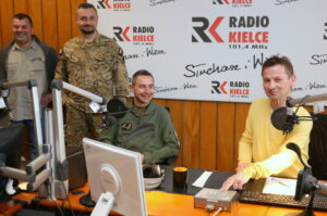 17.05.2016. Żołnierze szkolący się na Międzynarodowym Kursie Obserwatorów Wojskowych ONZ na kieleckiej Bukówce odwiedzili Radio Kielce / Kamil Król / Radio Kielce