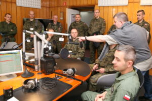 17.05.2016. Żołnierze szkolący się na Międzynarodowym Kursie Obserwatorów Wojskowych ONZ na kieleckiej Bukówce odwiedzili Radio Kielce / Radio Kielce