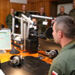 17.05.2016. Żołnierze szkolący się na Międzynarodowym Kursie Obserwatorów Wojskowych ONZ na kieleckiej Bukówce odwiedzili Radio Kielce / Kamil Król / Radio Kielce