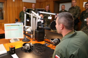 17.05.2016. Żołnierze szkolący się na Międzynarodowym Kursie Obserwatorów Wojskowych ONZ na kieleckiej Bukówce odwiedzili Radio Kielce / Kamil Król / Radio Kielce