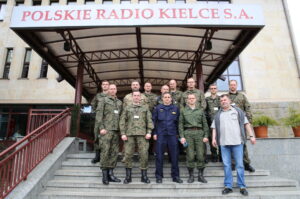 17.05.2016. Żołnierze szkolący się na Międzynarodowym Kursie Obserwatorów Wojskowych ONZ na kieleckiej Bukówce odwiedzili Radio Kielce / Kamil Król / Radio Kielce