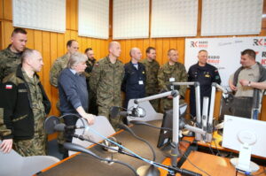 17.05.2016. Żołnierze szkolący się na Międzynarodowym Kursie Obserwatorów Wojskowych ONZ na kieleckiej Bukówce odwiedzili Radio Kielce / Kamil Król / Radio Kielce