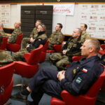 17.05.2016. Żołnierze szkolący się na Międzynarodowym Kursie Obserwatorów Wojskowych ONZ na kieleckiej Bukówce odwiedzili Radio Kielce / Kamil Król / Radio Kielce